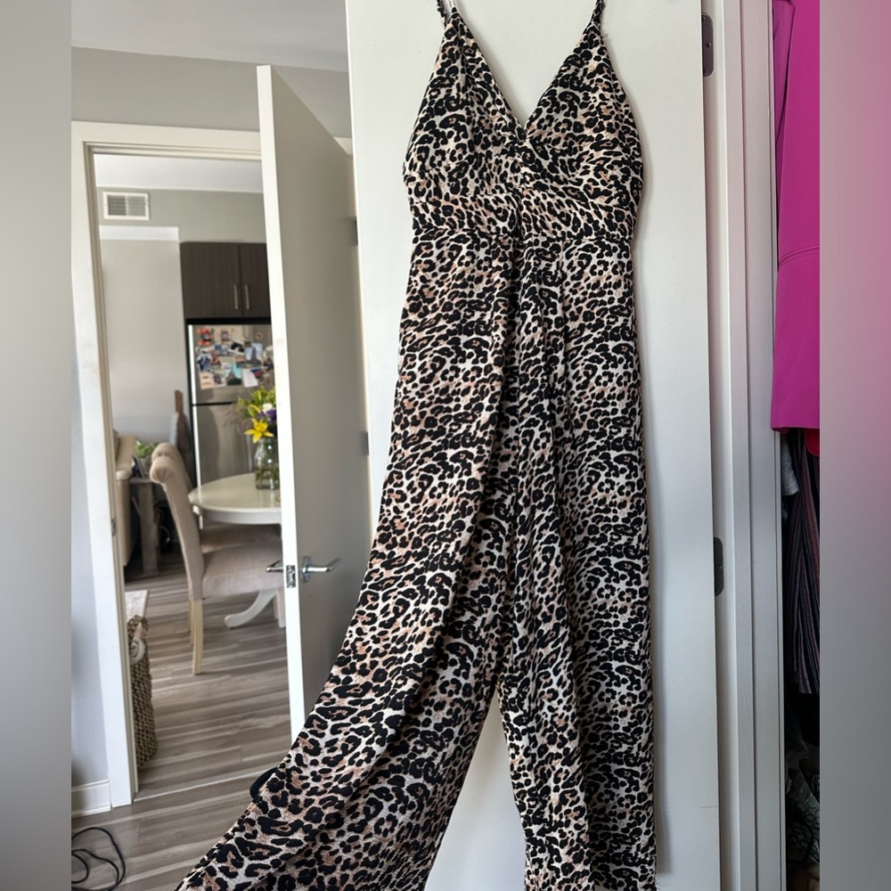 Leopard jumpsuit with small keyhole cut out